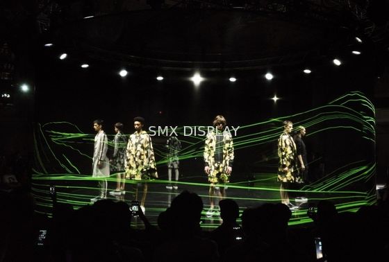 Kwaliteit Onzichtbare 3D van het het Scherm Levende Hologram van het Hologramnetwerk de Projectie78% Transparantie Fabriek